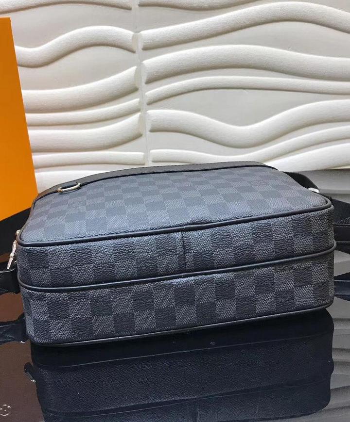 LOUIS VUITTON - MESSENGER BAG